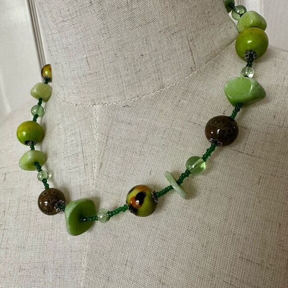 Green beaded necklace - Picture 3 of 7